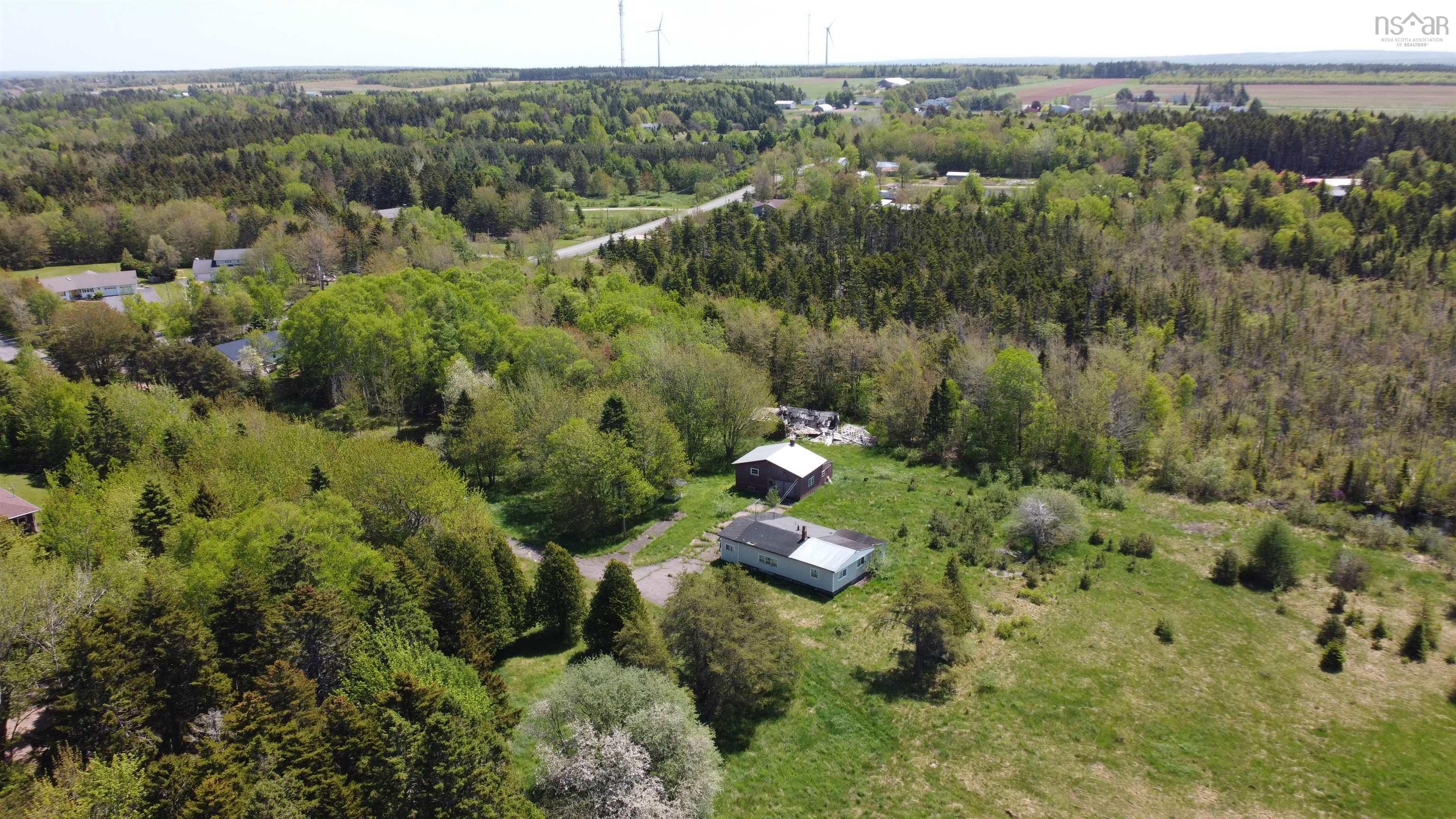 Aerial view of property's location featuring a heavily wooded area
