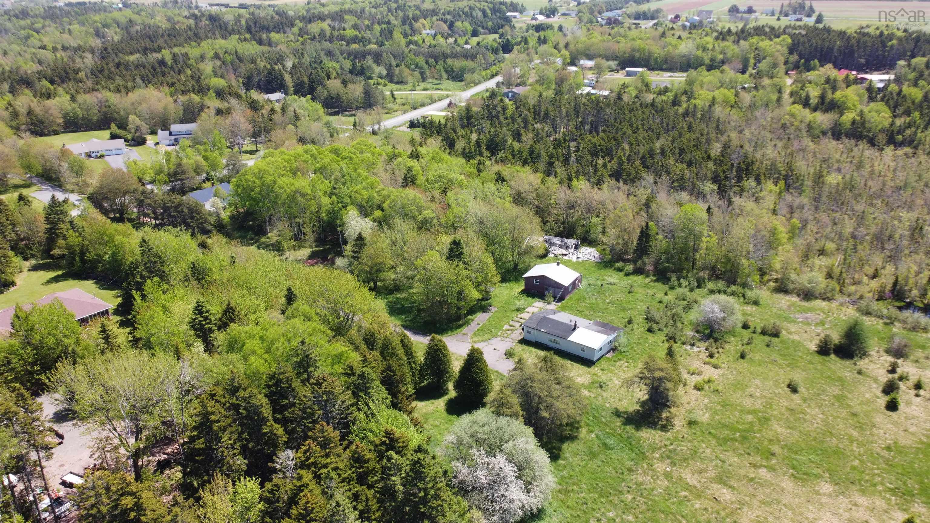 Aerial view of property's location featuring a heavily wooded area