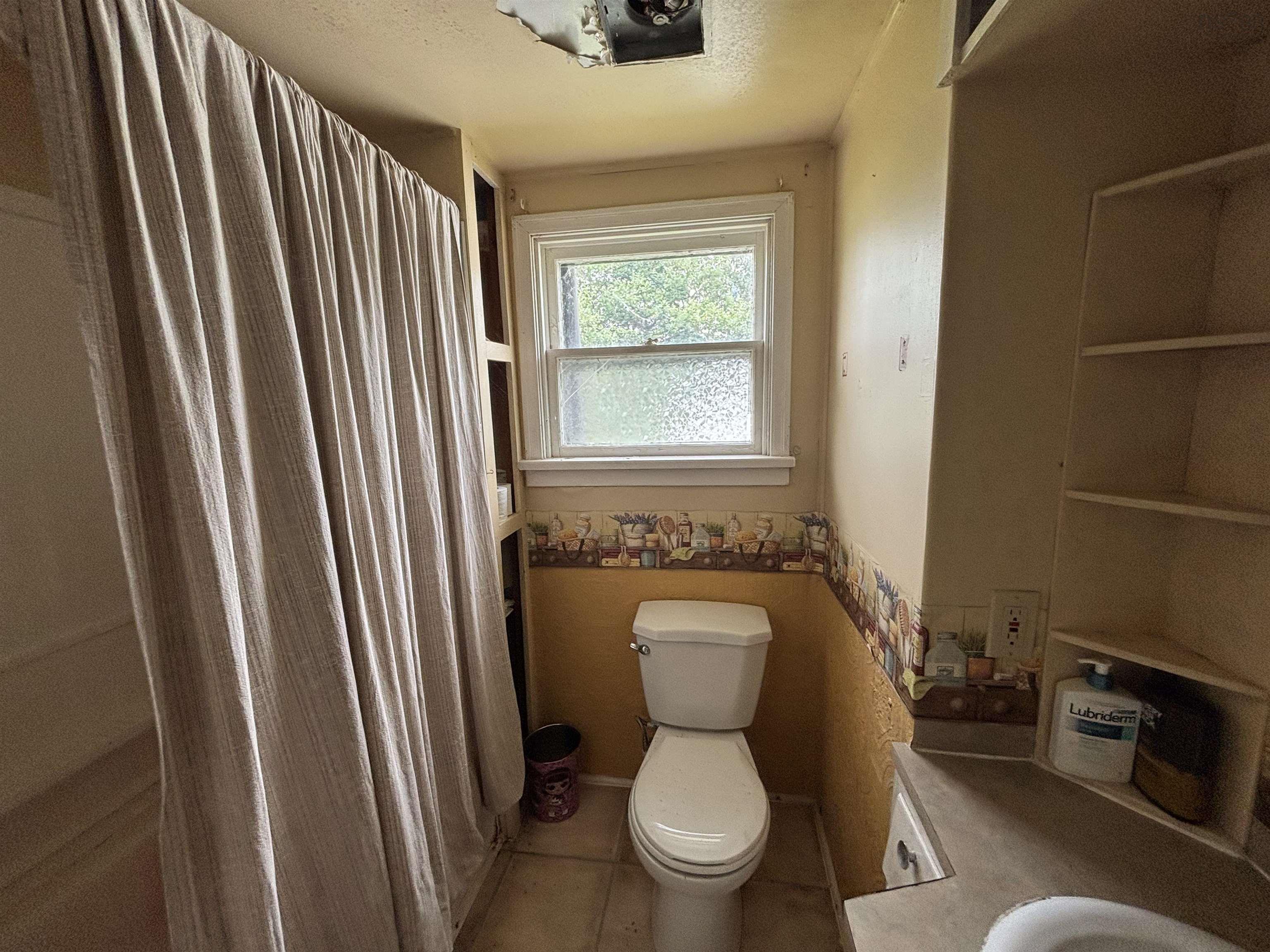 Full bathroom featuring tile patterned flooring and curtained shower